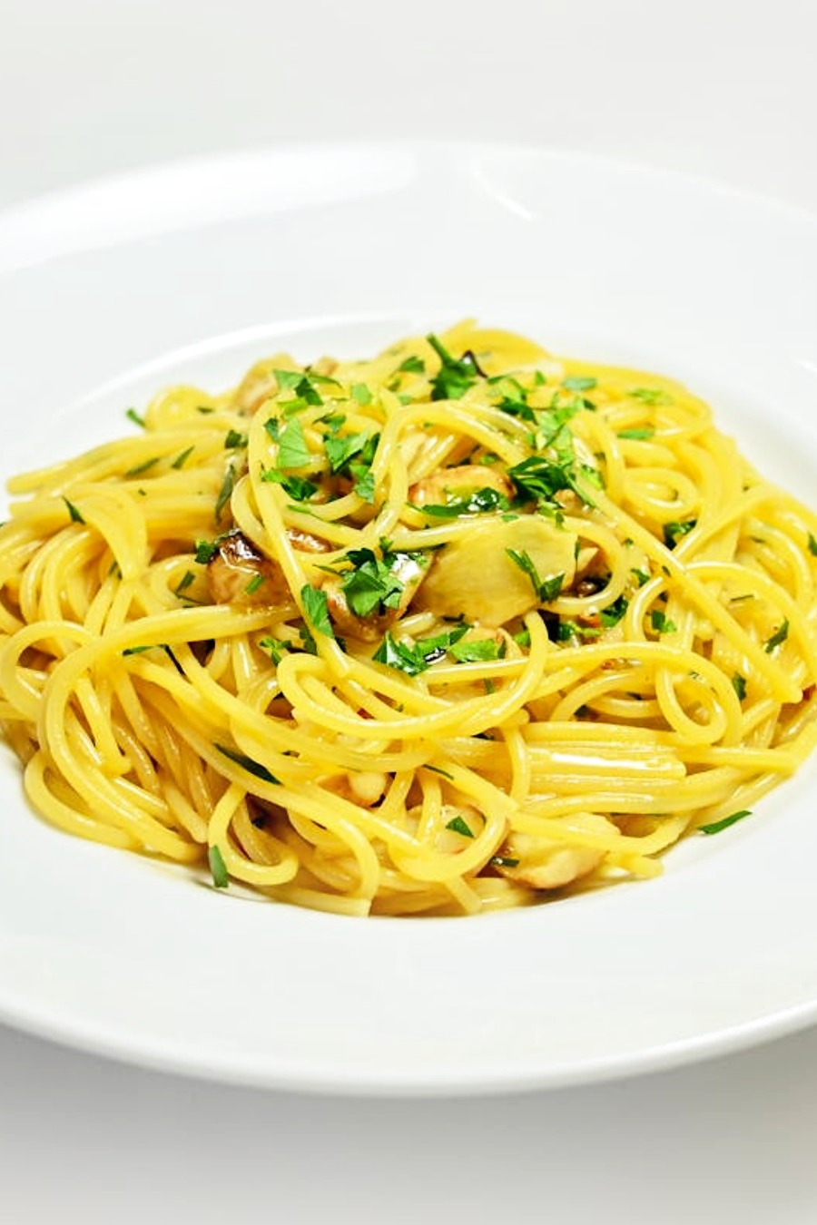 Pasta con pesto, zucchine e noci