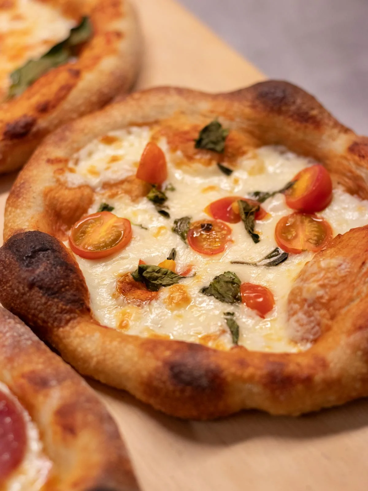 Pizza margherita su tavolo rustico